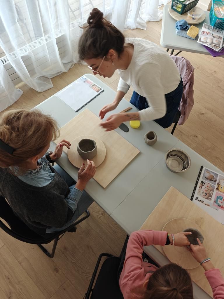 Atelier de modelage en cours que j'anime avec une maman et sa fille en train de modeler chacune un pot