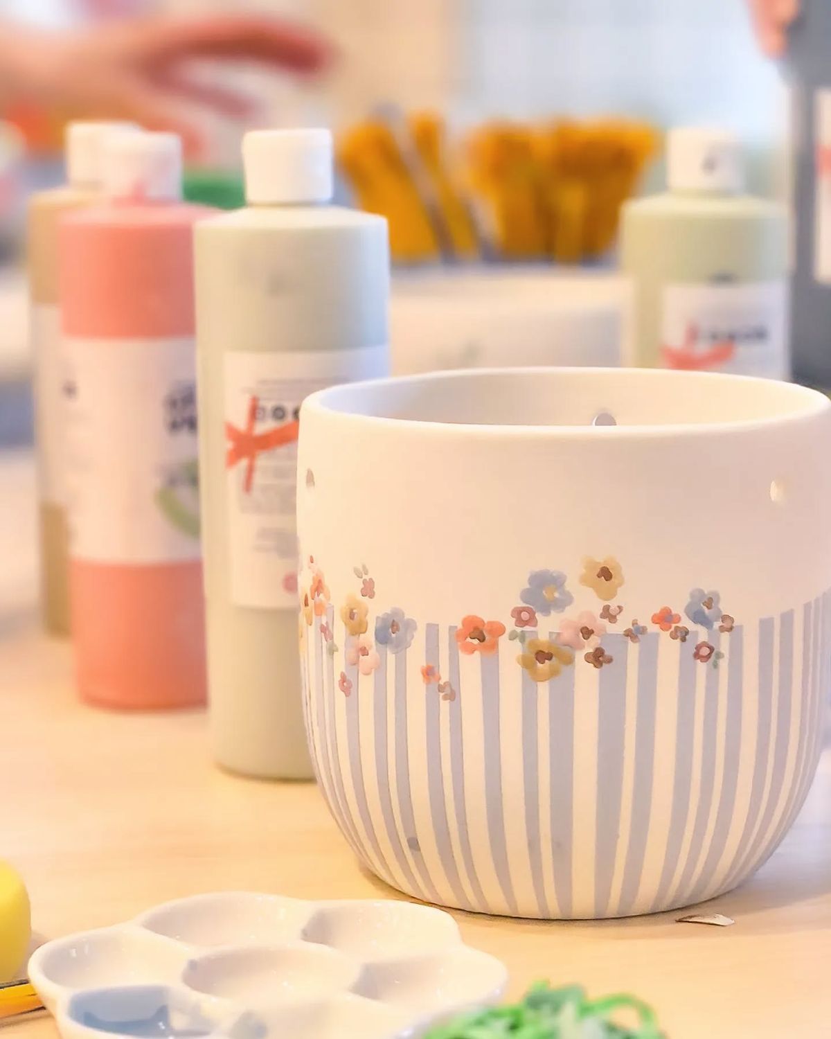 Pot en grès blanc décoré avec de la peinture spéciale